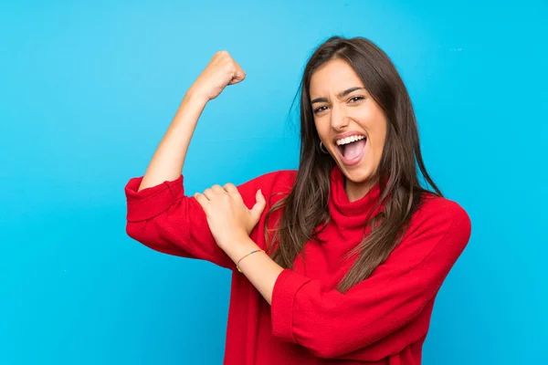 Giovane Donna Con Maglione Rosso Sfondo Blu Isolato Facendo Gesto — Foto Stock