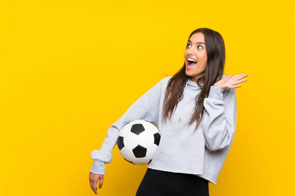 Jovem Jogador Futebol Mulher Sobre Fundo Amarelo Isolado Com Expressão — Fotografia de Stock