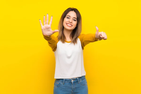 Красива Молода Жінка Над Ізольованою Жовтою Стіною Рахує Шість Пальцями — стокове фото