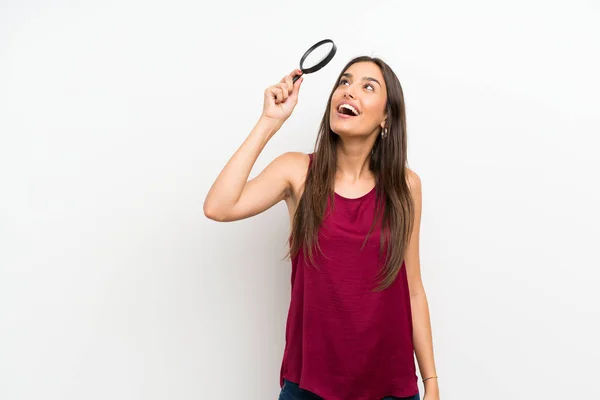 Jonge Vrouw Geïsoleerde Witte Achtergrond Die Een Vergrootglas Vasthoudt — Stockfoto