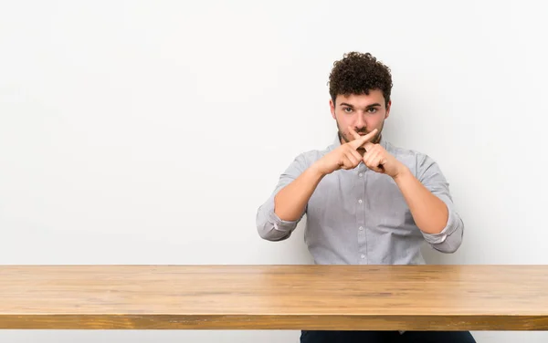 Giovane Con Tavolo Che Mostra Segno Silenzio Gesto — Foto Stock