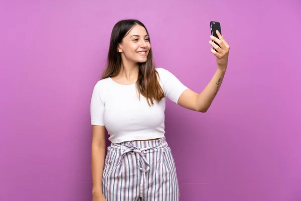 Młoda Kobieta Odizolowanym Fioletowym Tle Robi Selfie — Zdjęcie stockowe