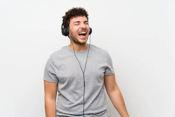 Homem Com Cabelo Encaracolado Sobre Parede Isolada Ouvindo Música Com — Fotografia de Stock