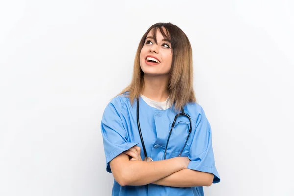 Jonge Verpleegster Vrouw Witte Muur Omhoog Kijken Terwijl Glimlachend — Stockfoto