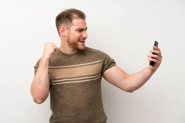 Bonito Homem Sobre Parede Branca Isolada Usando Telefone Celular — Fotografia de Stock