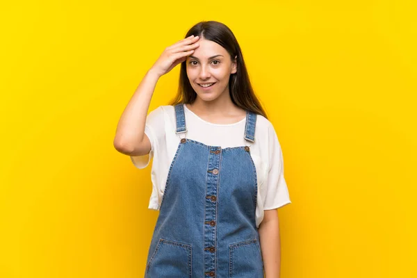 Mladá Žena Dungareech Přes Izolované Žluté Pozadí Právě Něco Uvědomila — Stock fotografie