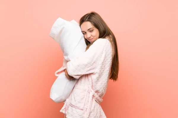 Junge Frau Morgenmantel Über Rosa Wand Lacht — Stockfoto