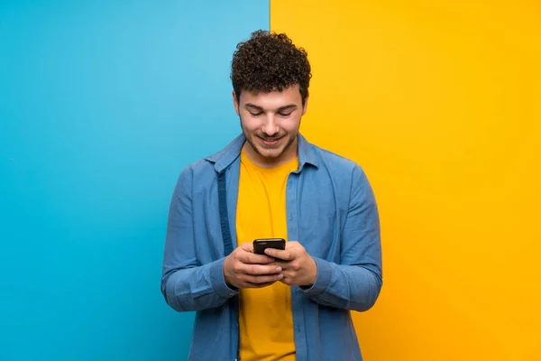 Hombre Con Pelo Rizado Sobre Pared Colores Enviando Mensaje Con — Foto de Stock