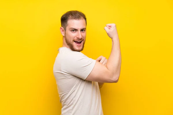 Stilig Man Över Gul Bakgrund Gör Stark Gest — Stockfoto