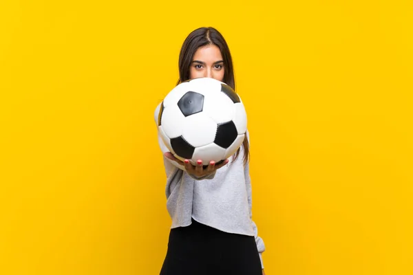 Młody piłkarz kobieta na białym tle żółty — Zdjęcie stockowe