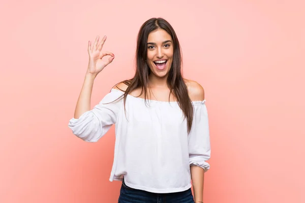 Giovane Donna Isolato Sfondo Rosa Sorpreso Mostrando Segno — Foto Stock