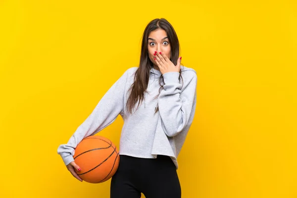 Jonge Vrouw Spelen Basketbal Geïsoleerde Gele Achtergrond Met Verrassing Gezichtsuitdrukking — Stockfoto