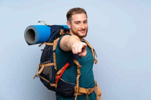 Wanderer Über Blaue Wand Zeigt Mit Selbstbewusstem Gesichtsausdruck Mit Dem — Stockfoto