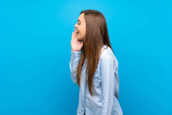 Young Woman Isolated Blue Background Shouting Mouth Wide Open Lateral — Stock Photo, Image