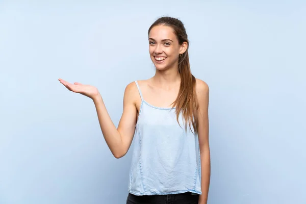 Mujer Joven Sobre Fondo Azul Aislado Sosteniendo Espacio Copia Imaginario — Foto de Stock