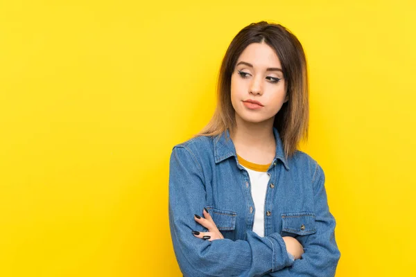 Jovem Mulher Sobre Fundo Amarelo Pensando Uma Ideia — Fotografia de Stock