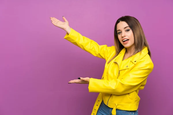 Junge Frau Über Lila Hintergrund Die Hände Zur Seite Ausstreckt — Stockfoto