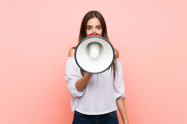 Jonge Vrouw Geïsoleerde Roze Achtergrond Schreeuwen Door Een Megafoon — Stockfoto