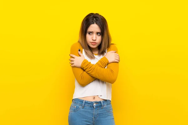 Mulher Bonita Sobre Congelamento Parede Amarelo Isolado — Fotografia de Stock