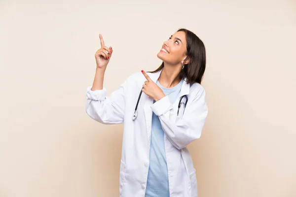 Jonge Dokter Vrouw Geïsoleerde Achtergrond Wijzend Met Wijsvinger Een Geweldig — Stockfoto