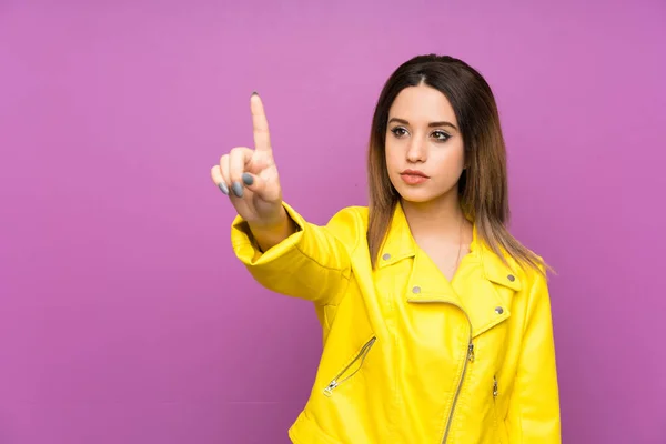 Jeune Femme Sur Fond Violet Touchant Sur Écran Transparent — Photo