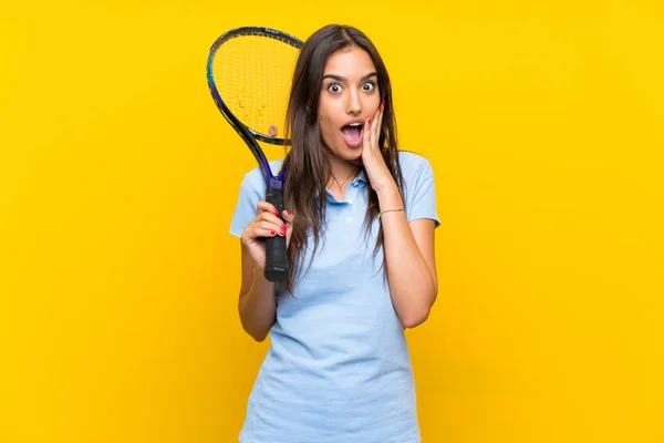 Joven Jugadora Tenis Mujer Sobre Aislada Pared Amarilla Con Sorpresa —  Fotos de Stock