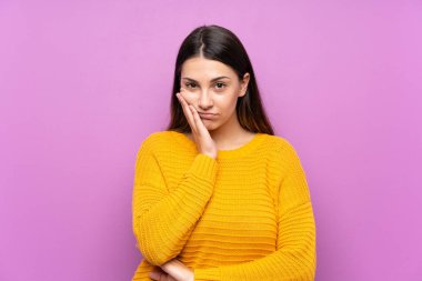 Izole mor arka plan üzerinde genç kadın mutsuz ve sinirli