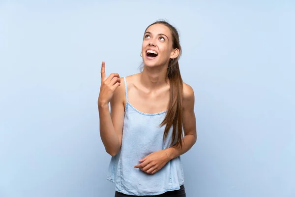 Jonge Vrouw Geïsoleerde Blauwe Achtergrond Naar Boven Gericht Verrast — Stockfoto