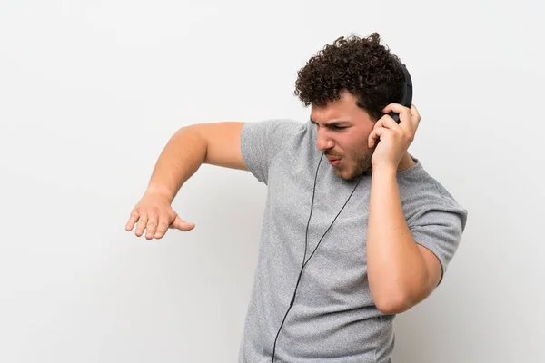 Homem Com Cabelo Encaracolado Sobre Parede Isolada Ouvindo Música Com — Fotografia de Stock