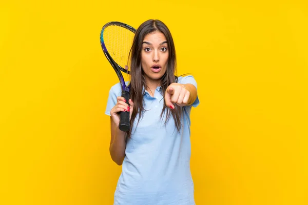 Молода Тенісистка Над Ізольованою Жовтою Стіною Здивувала Спрямовувала Спереду — стокове фото