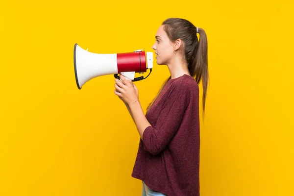 Jovem Mulher Sobre Fundo Amarelo Isolado Gritando Através Megafone — Fotografia de Stock