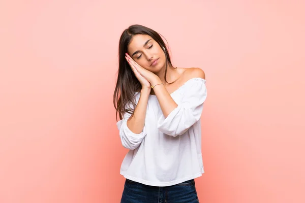 Mujer Joven Sobre Fondo Rosa Aislado Haciendo Gesto Sueño Expresión — Foto de Stock