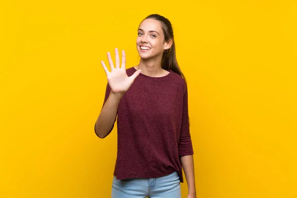 Jonge Vrouw Geïsoleerde Gele Achtergrond Tellen Vijf Met Vingers — Stockfoto