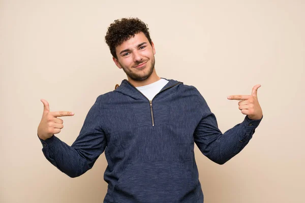 Uomo Con Capelli Ricci Parete Isolata Orgoglioso Soddisfatto — Foto Stock