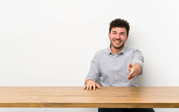 Jonge Man Met Een Tafel Handen Schudden Voor Het Sluiten — Stockfoto