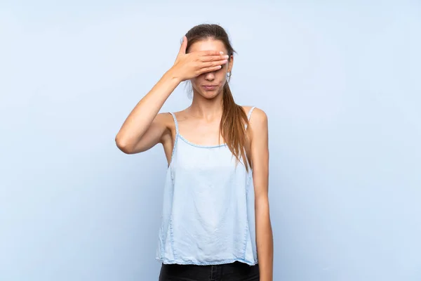 Junge Frau Vor Isoliertem Blauen Hintergrund Die Die Augen Mit — Stockfoto