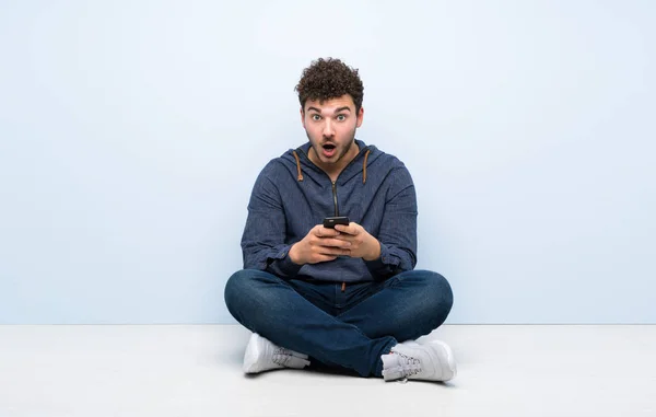 Young Man Sitting Floor Surprised Sending Message — Stock Photo, Image