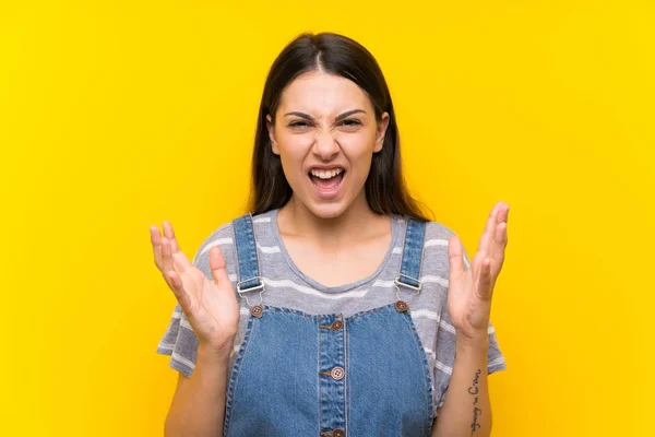 Mujer Joven Dungarees Sobre Aislado Amarillo Fondo Infeliz Frustrado Con — Foto de Stock