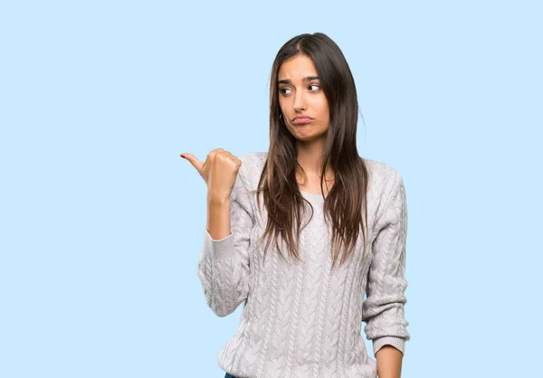 Young Hispanic Brunette Woman Unhappy Pointing Side Isolated Background — Stock Photo, Image