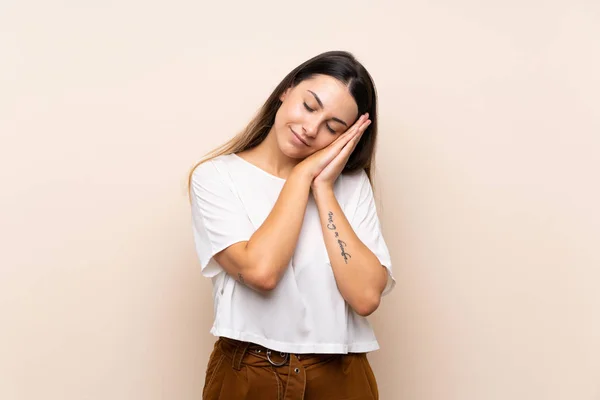 Joven Morena Sobre Fondo Aislado Haciendo Gesto Sueño Expresión Dorable —  Fotos de Stock