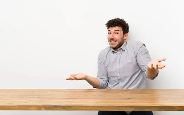 Jeune Homme Avec Une Table Souriante — Photo