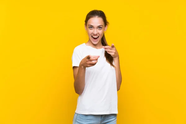 Jovem Mulher Sobre Isolado Amarelo Fundo Aponta Dedo Você — Fotografia de Stock