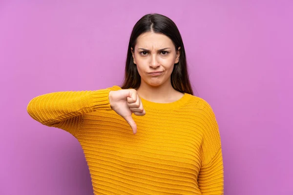 Mujer Joven Sobre Fondo Púrpura Aislado Mostrando Pulgar Hacia Abajo —  Fotos de Stock