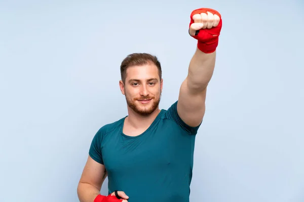 Bionda sport uomo oltre il muro blu in bende da boxe — Foto Stock