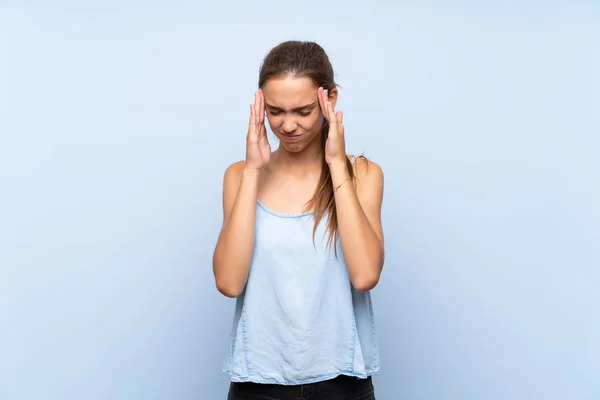 Mujer Joven Sobre Fondo Azul Aislado Con Dolor Cabeza — Foto de Stock