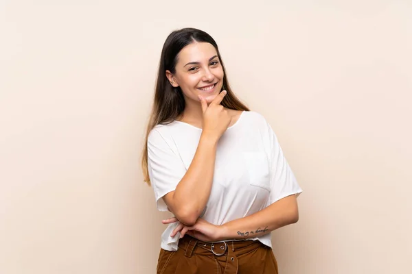 Joven Morena Sobre Fondo Aislado Sonriendo —  Fotos de Stock