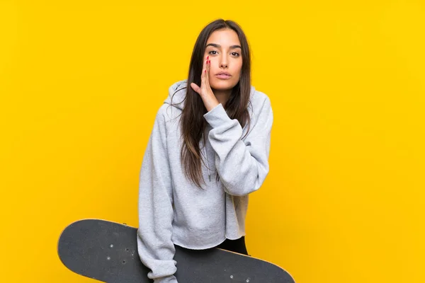Wanita Skater Muda Atas Latar Belakang Kuning Terisolasi Berbisik Sesuatu — Stok Foto