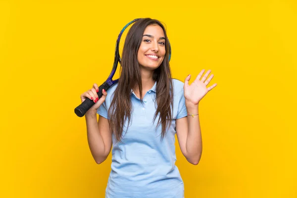 Giovane Tennista Donna Oltre Isolato Muro Giallo Saluto Con Mano — Foto Stock