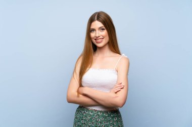 Kollarını kavuşturup ileriye bakan, soyutlanmış, mavi bir geçmişi olan genç bir kadın.