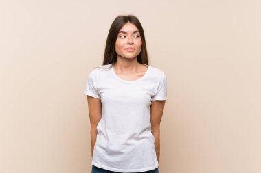 Izole arka plan üzerinde Pretty genç kız yan görünümlü şüpheler jest yapma